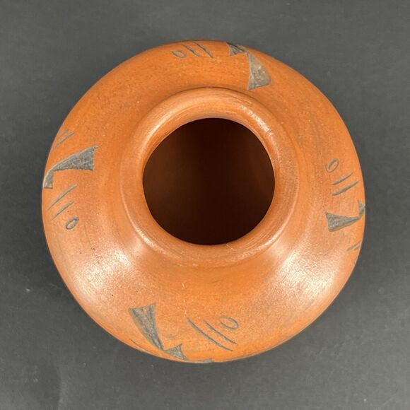 Vintage Southwestern Stoneware Pottery Mini Pot Vase Carved Design Signed 2006 - Picture 3 of 11